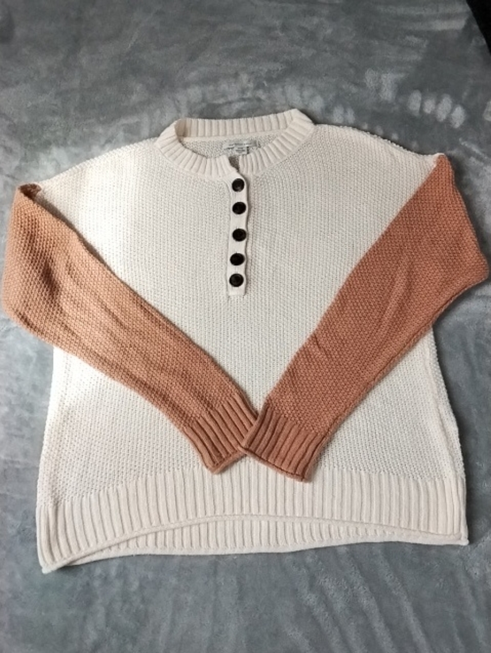 American Eagle Outfitters Cream Pullover with Tan Sleeves